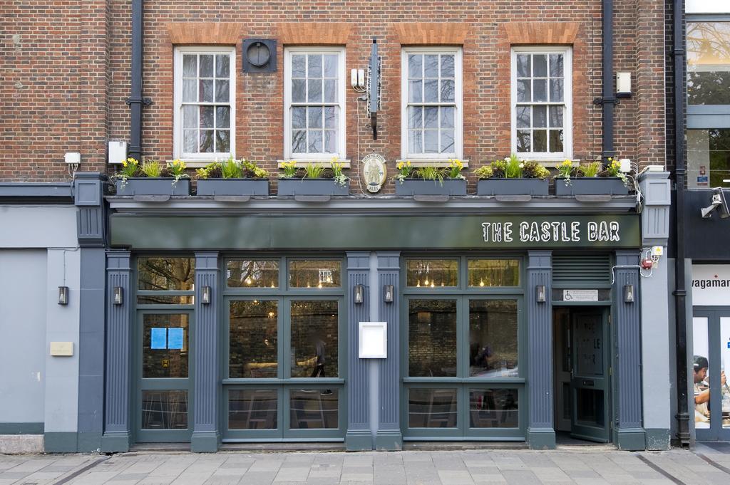 The Castle Bar Only Tempat Tidur & Sarapan 2*