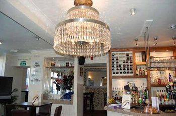 The Castle Bar Only Tempat Tidur & Sarapan 2*